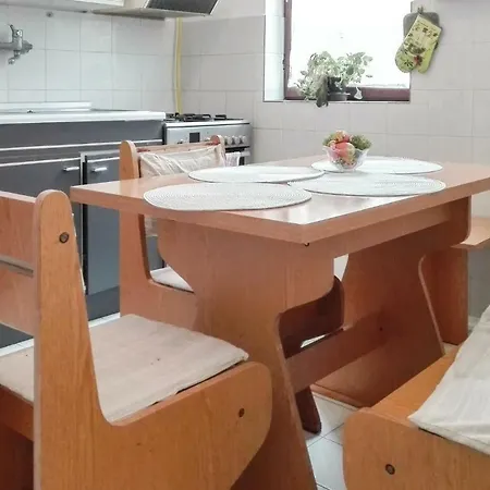 بيت للعطل Three Bedroom Holiday In